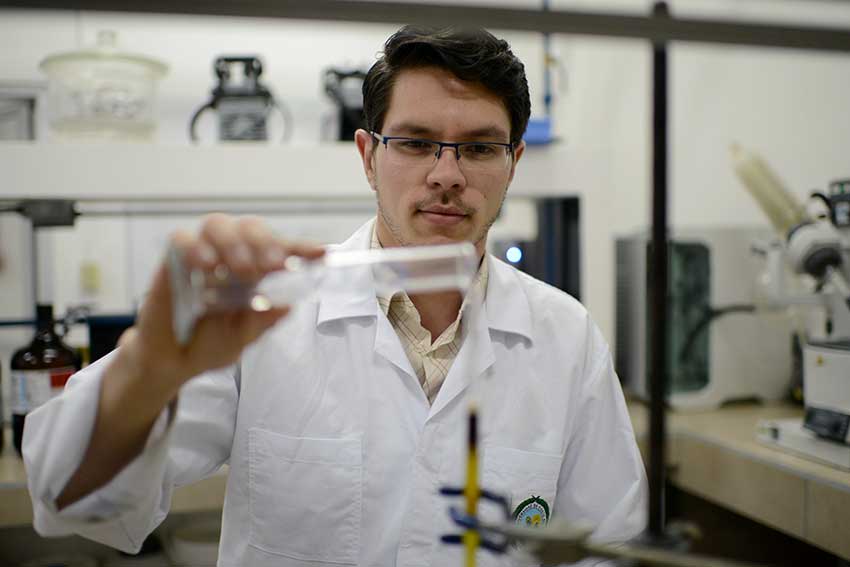 Estudiante en laboratorio