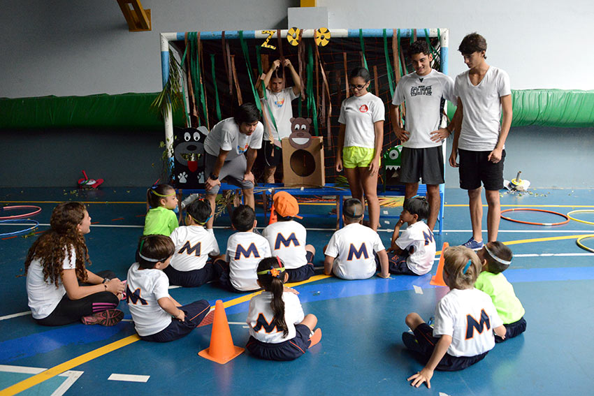 Estudiantes disenan clases recreativas con materiales reciclados