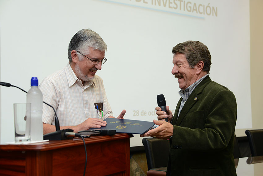 Entrega de certificado a José María Gutiérrez