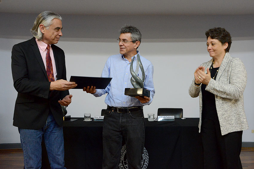 entregan premio Investigador 2015 a Iván MOlina