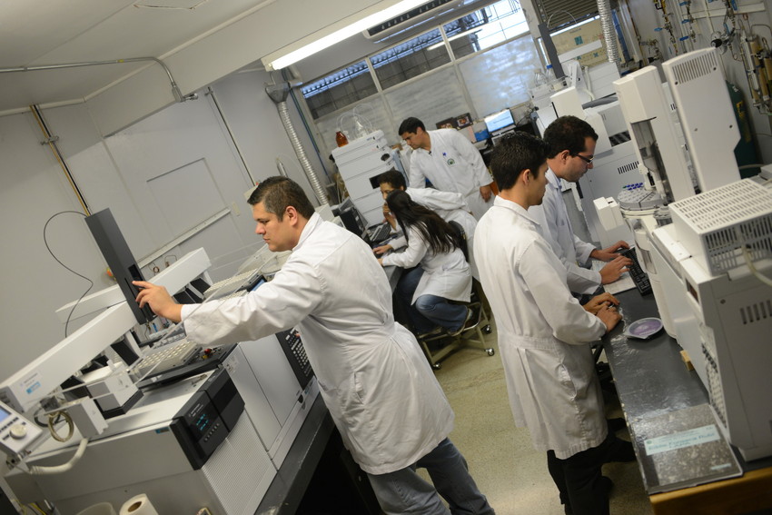 Estudiantes en Laboratorio del Cica