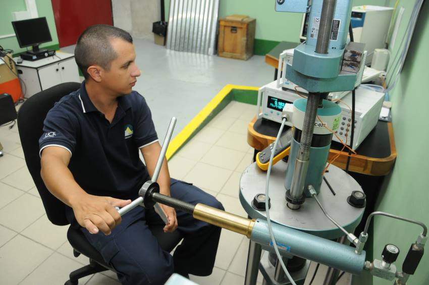 Joven con máquina