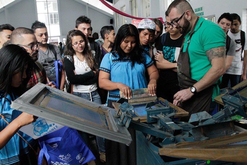 Estudiantes indigenas en la Feria Vocacional