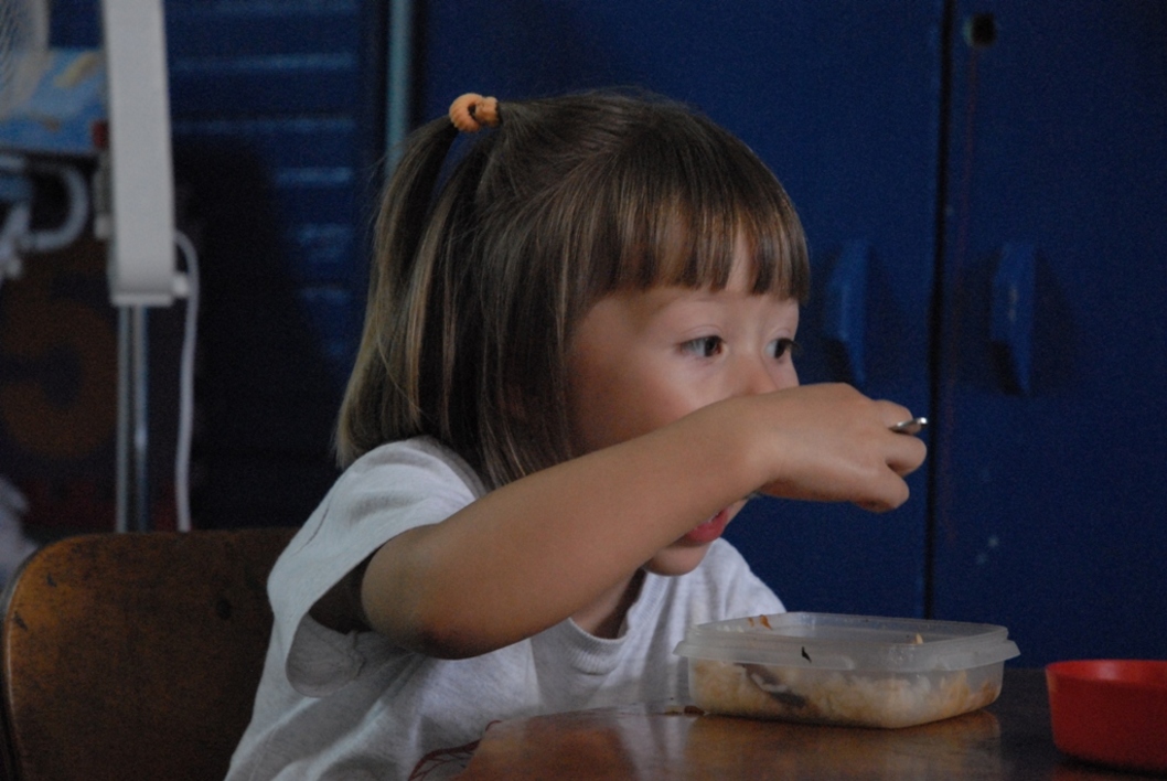 niña comiendo