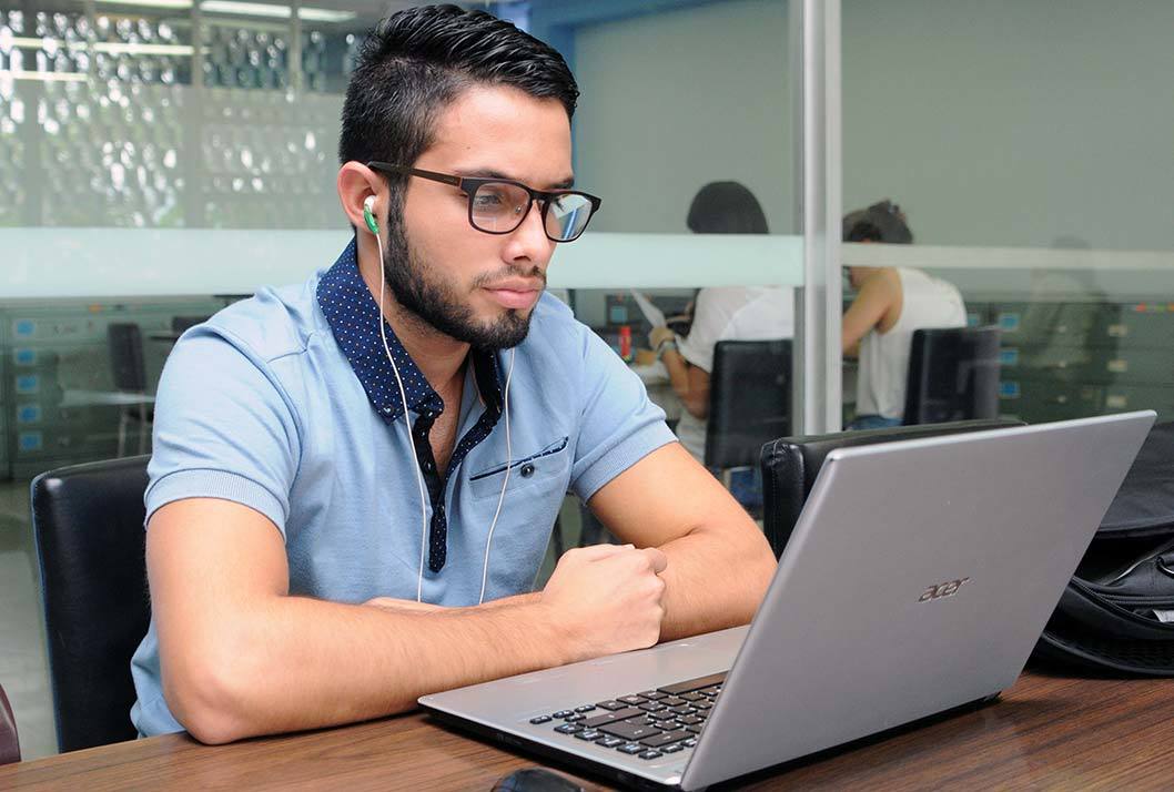 Estudiante en la biblioteca