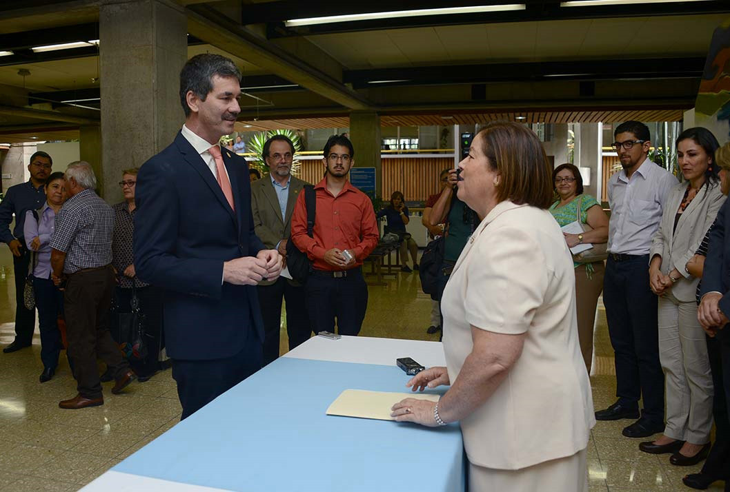 Dr. José Ángel Vargas y Licda. Carmen Cubero