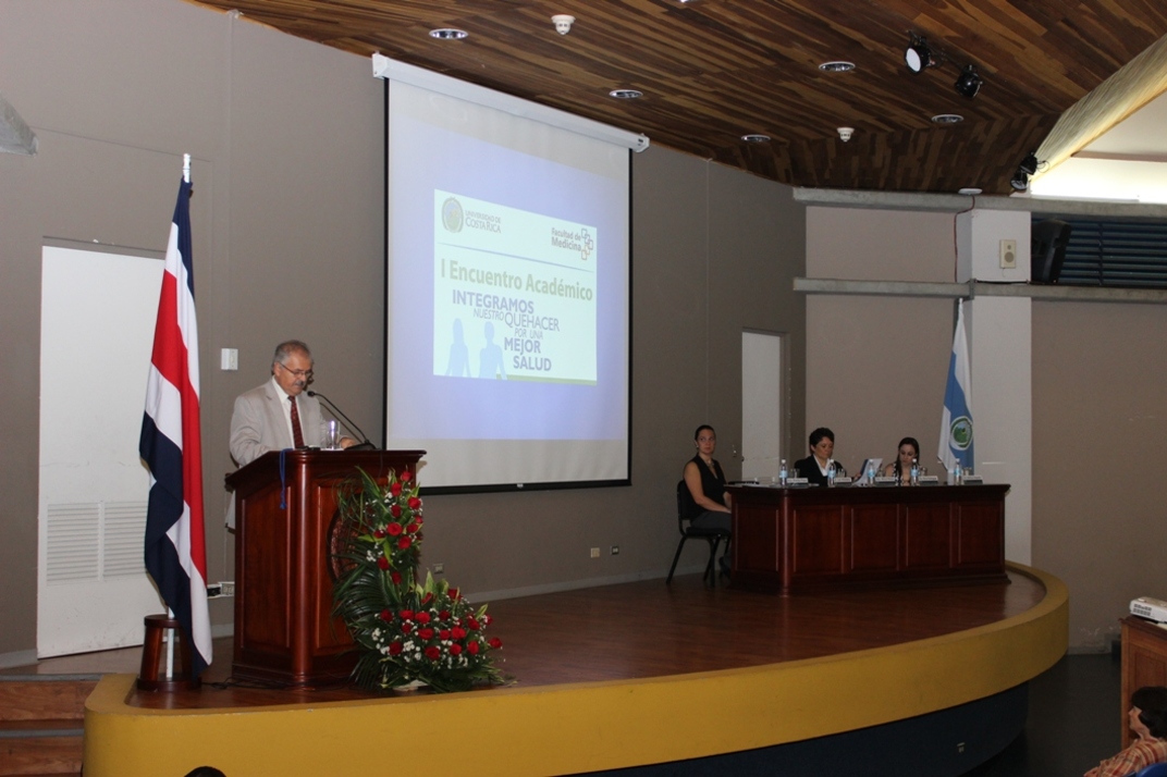 decano de medicina en I encuentro académico