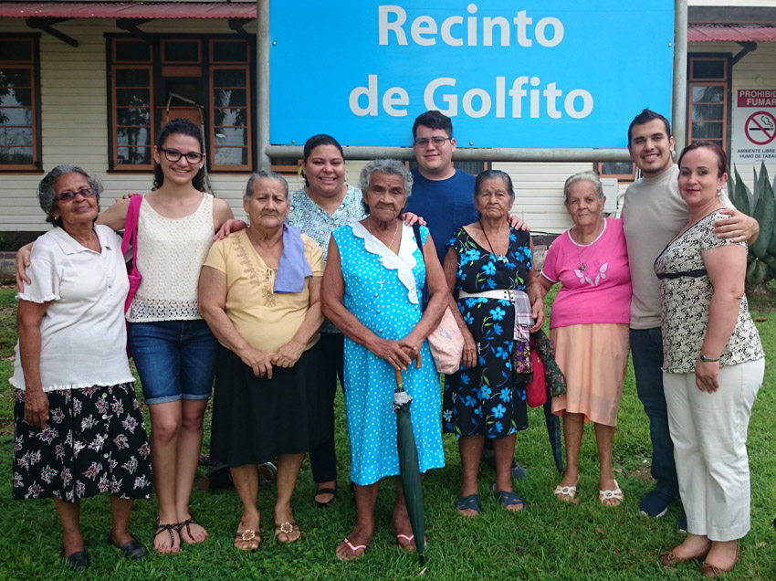 Adultos mayores y estudiantes de Golfito