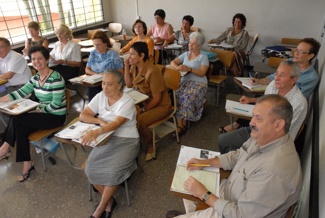 Adultos mayores en clases