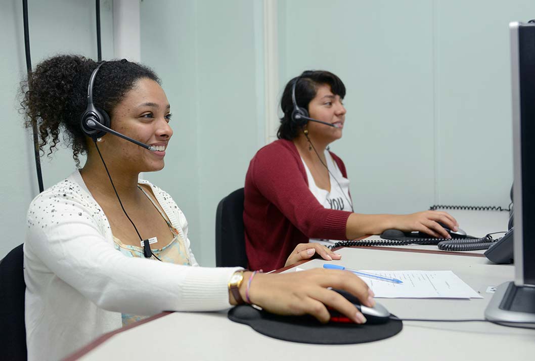 Estudiantes frente a computadora