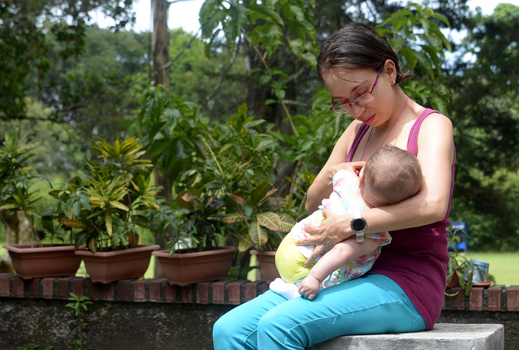 Cómo saber si su bebé está tomando suficiente leche