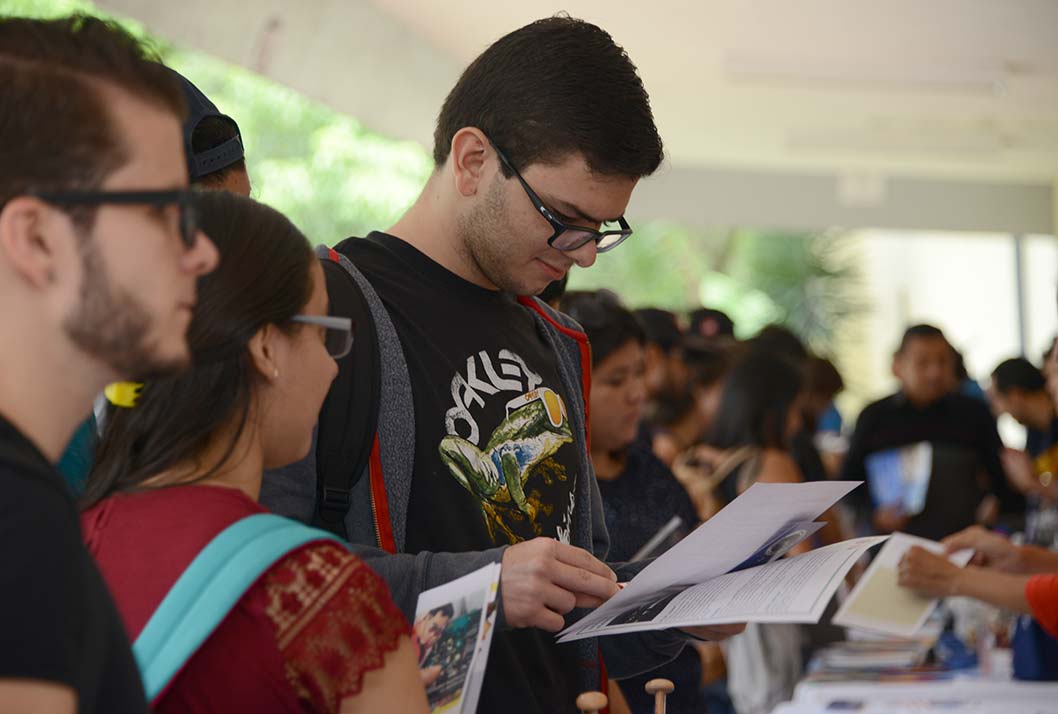 Estudiante en feria de oportunidades de estudio y becas en el extranjero