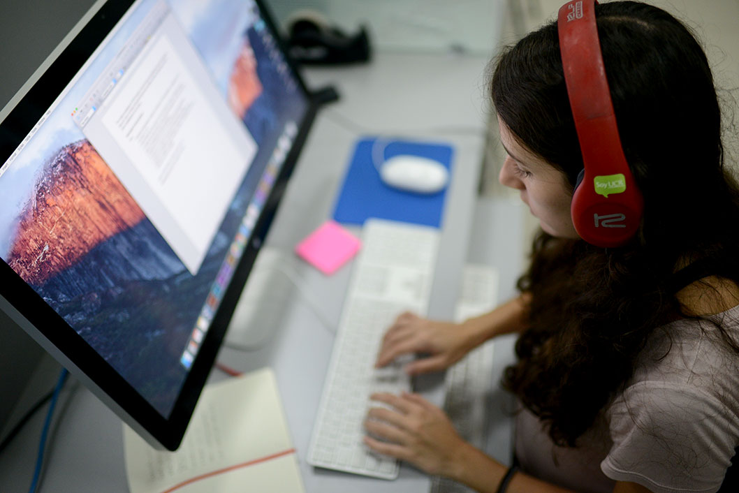 estudiante frente al computador