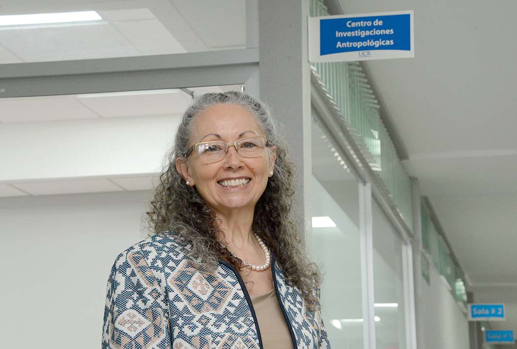 La Dra. María del Carmen Araya posa frente a la puerta del CIAN