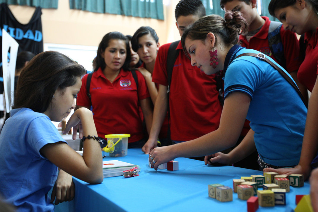 Estudiantes en la feria vocacional de la UCR