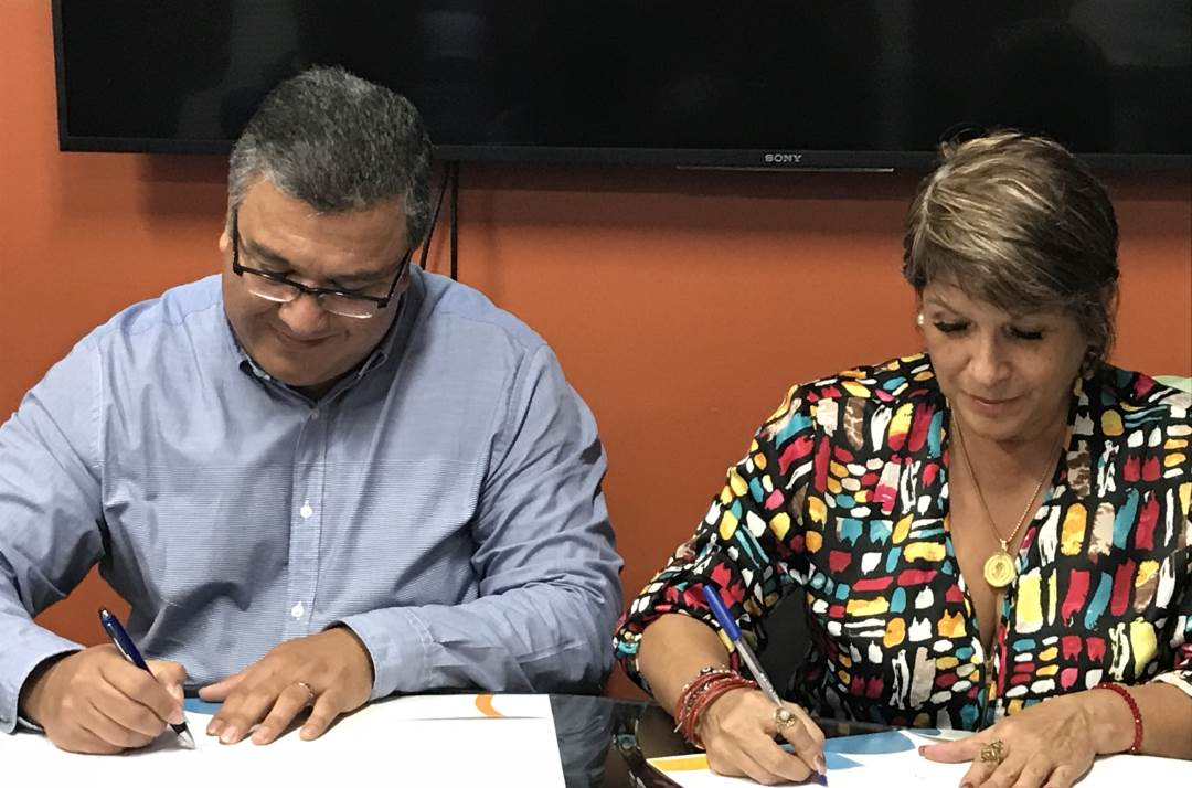 Carlos Araya y Rosemary Gómez firmando el acuerdo
