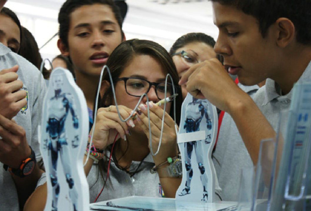 Niños en feria tecnológica