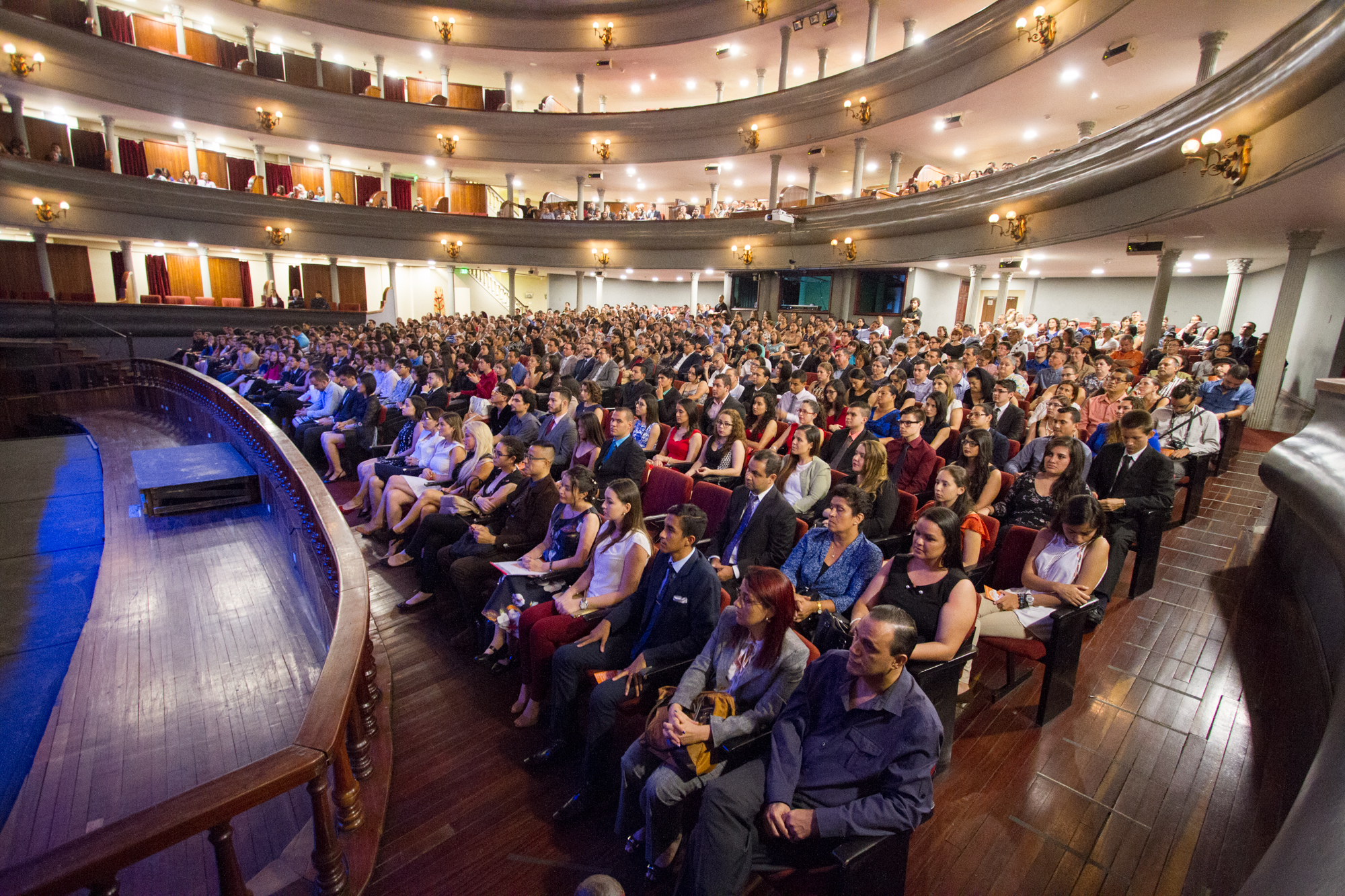 Vista general del grupo de estudiantes con los mejores promedios en el Teatro Melico Salazar