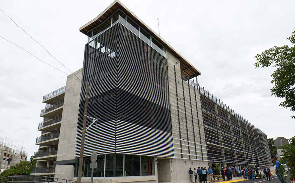 Fachada nuevo edificio de parqueos