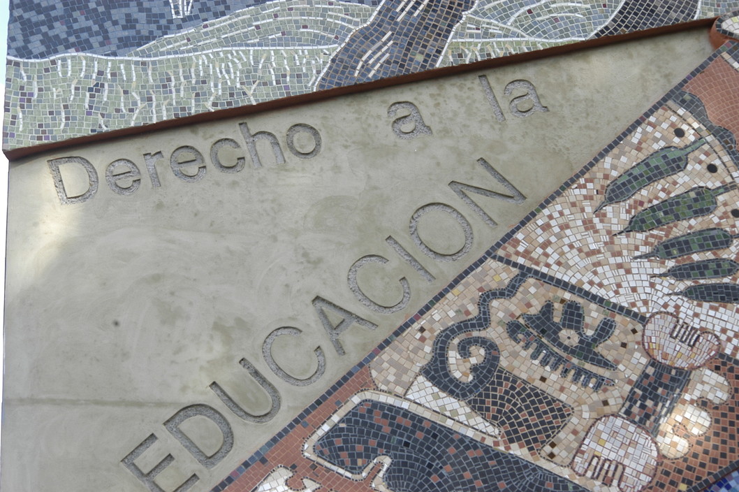 Imagen de mural de la Facultad de Derecho en la que se lee Derecho a la Educación