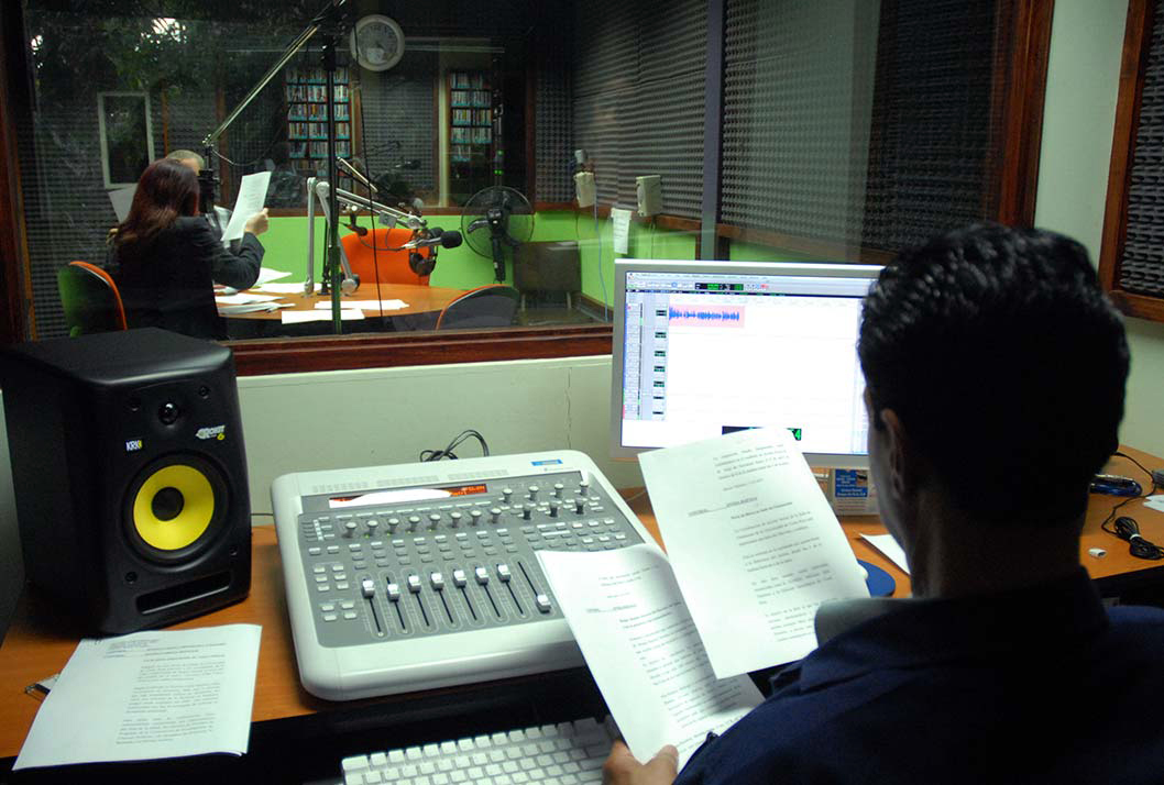 Cabina de radio de las emisoras de la Universidad de Costa Rica. 