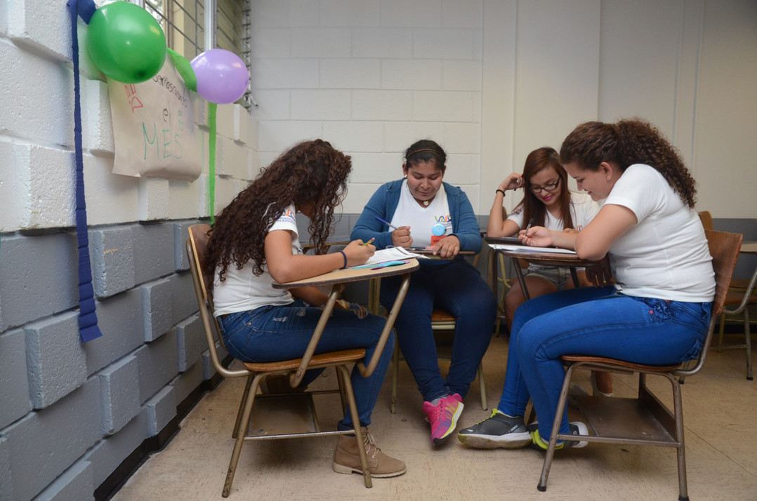 Estudiantes de secundaria en clase