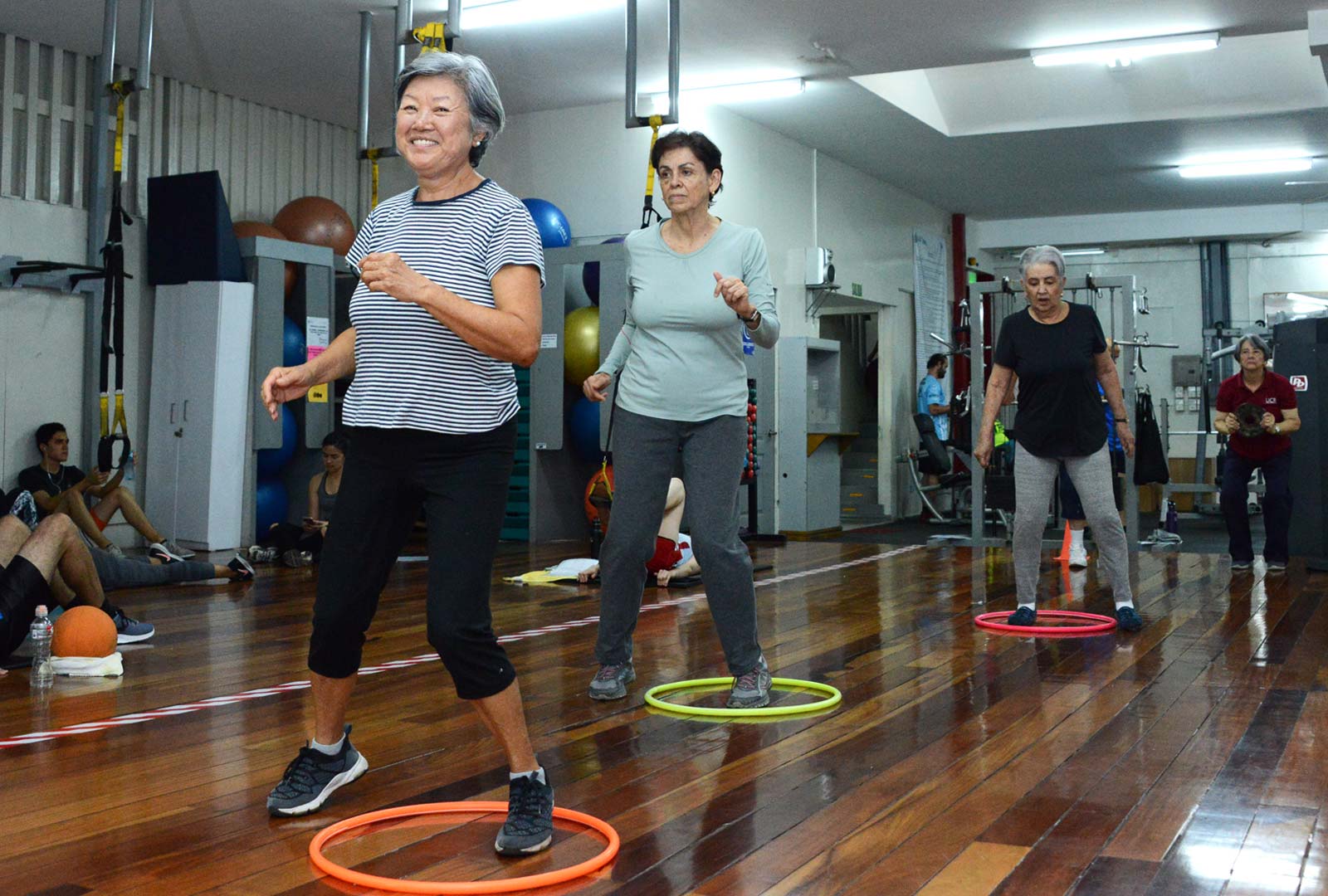 Señoras mayores haciendo ejercicio