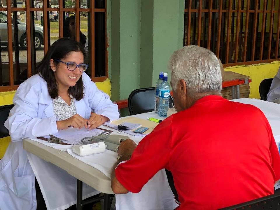 La estudiante María José Alvarado en consulta con un paciente, durante una de las giras …
