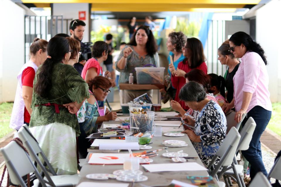 Grupo de mujeres de Occidente, recibiendo clases de pintura.