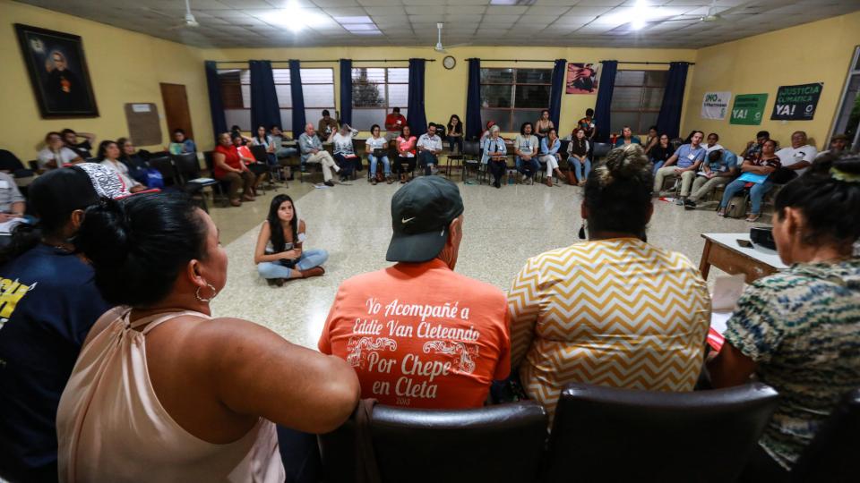 Grupo de personas participantes del Encuentro en círculo, para conversar