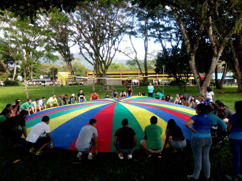 En la imagen se muestra a un grupo de personas participando en una dinámica lúdica