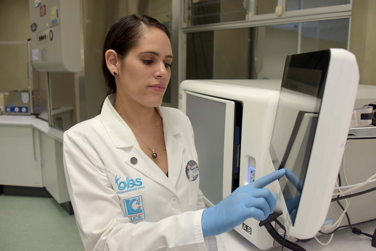 Doctora utilizando equipo de bacteriología