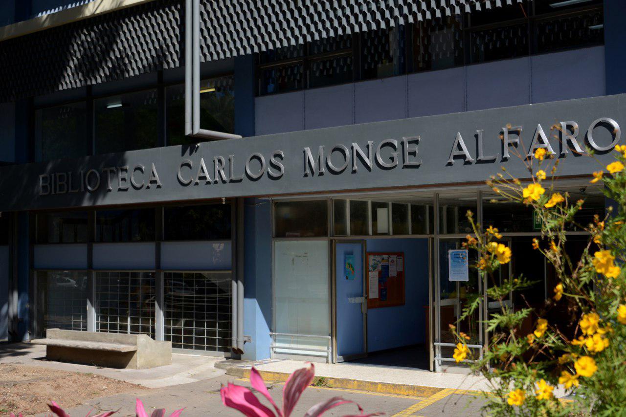 Fachada de la biblioteca Carlos Monge