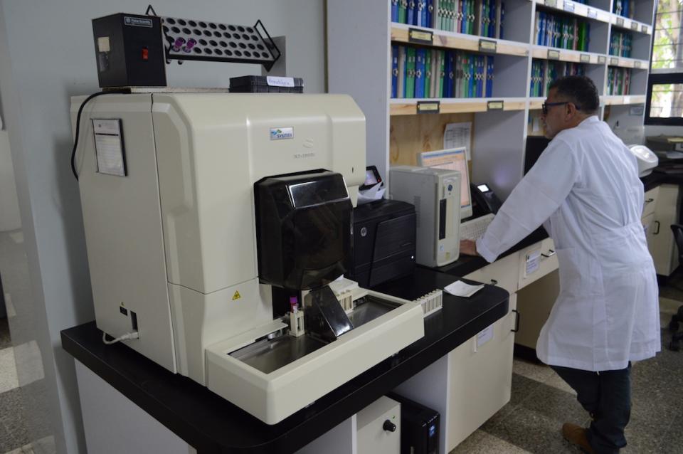 El técnico Federico Artavia Esquivel monitoreando el proceso de rotación de las muestras de …