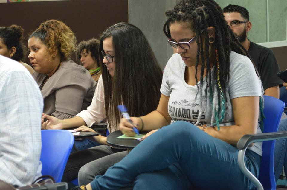 Jóvenes integrantes de las Iniciativas Estudiantiles en el auditorio donde se realizó la …