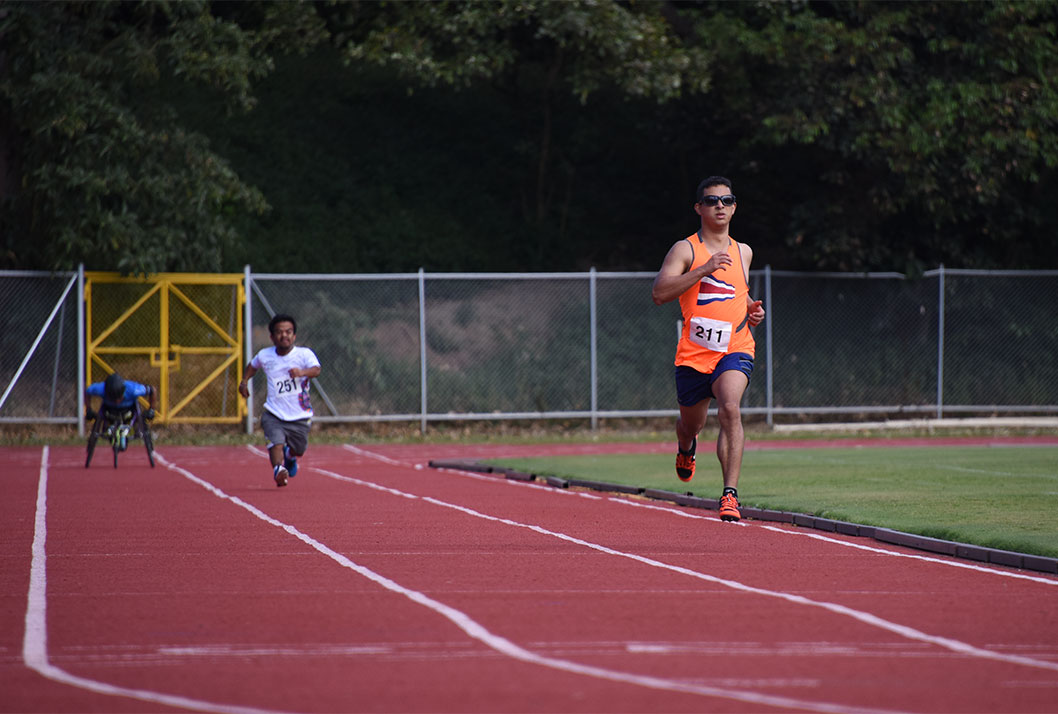 Personas con discapacidad corriendo en pista