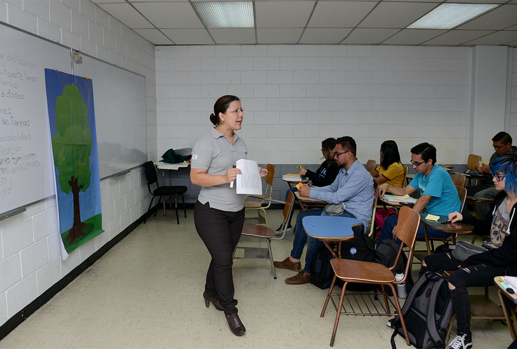 Estudiantes universitarios reciben una clase de precálculo