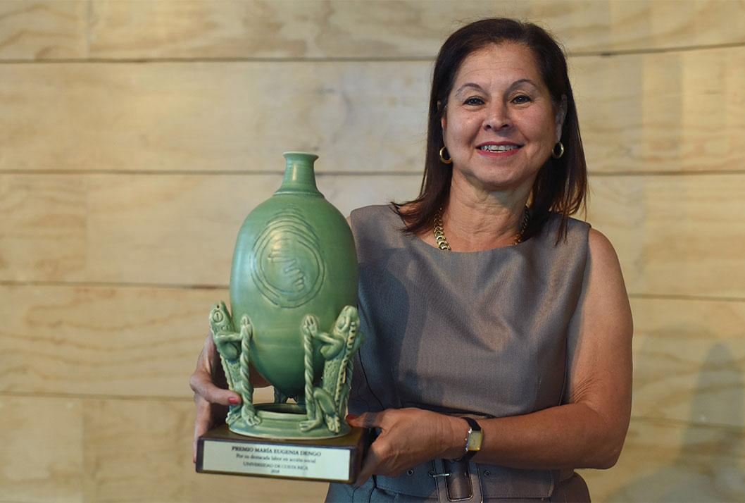 Dra. Helga Blanco con premio de Acción Social