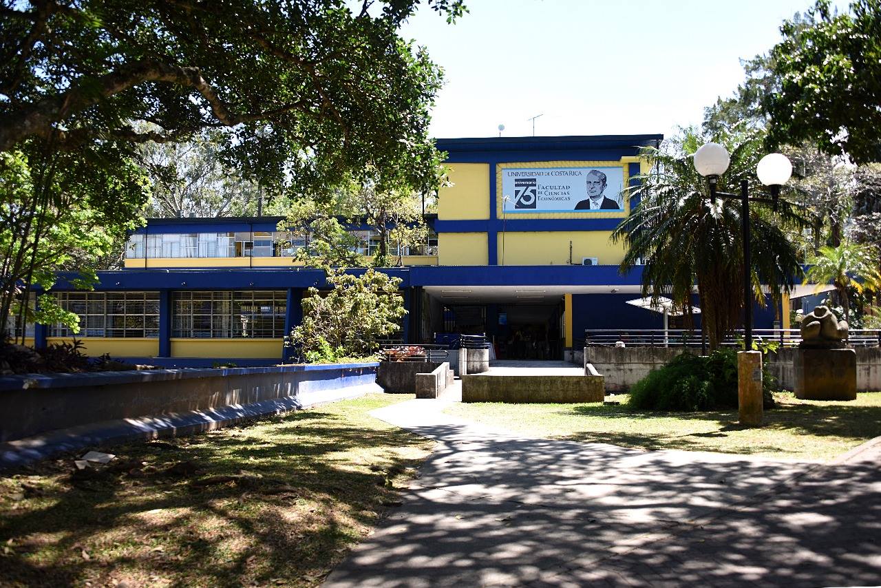 Fachada del edificio de Ciencias Económicas de la UCR