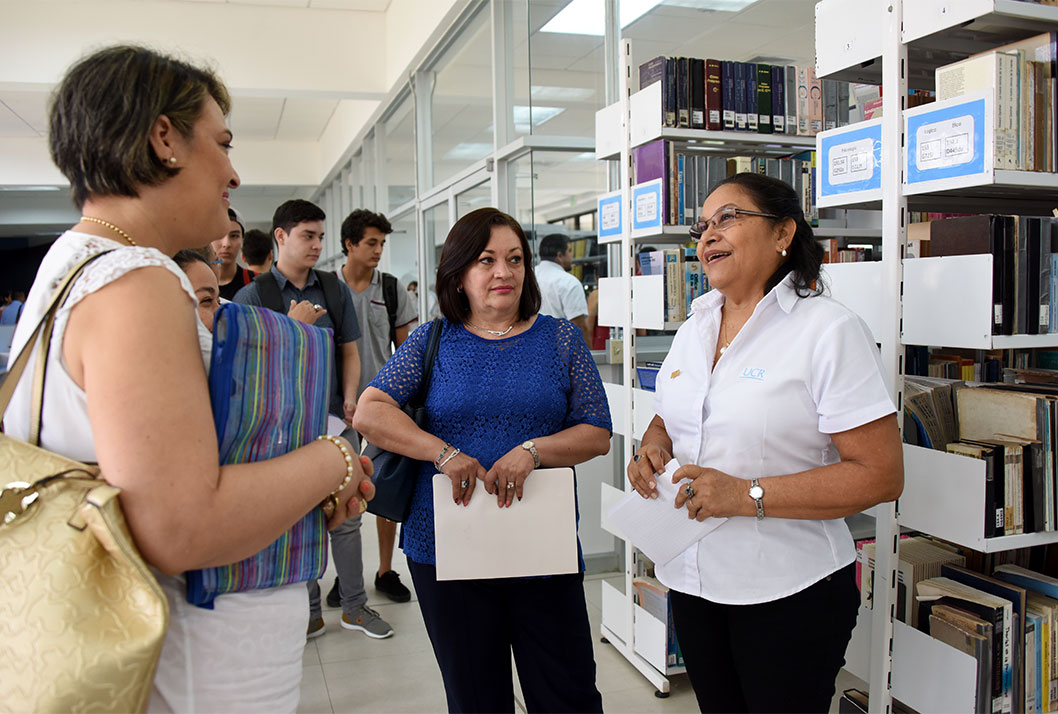 Personal de la UCR durante la reapertura de la biblioteca