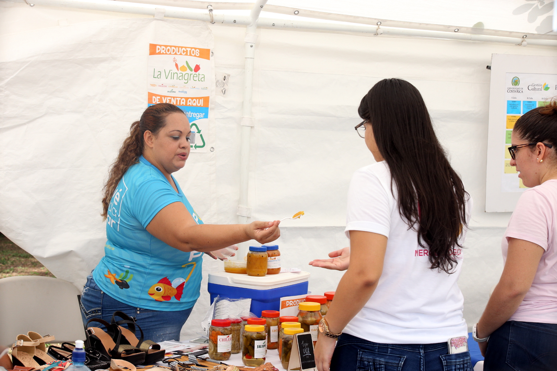 Mujeres emprendedoras de la zona presentan sus productos a las personas visitantes de la Expo.