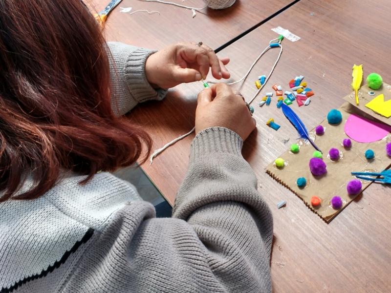 Mujer realiza manualidades con productos reciclables