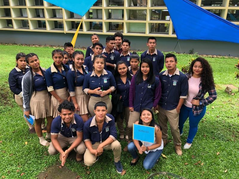Grupo de estudiantes del Colegio Académico Indígena de Sepecue