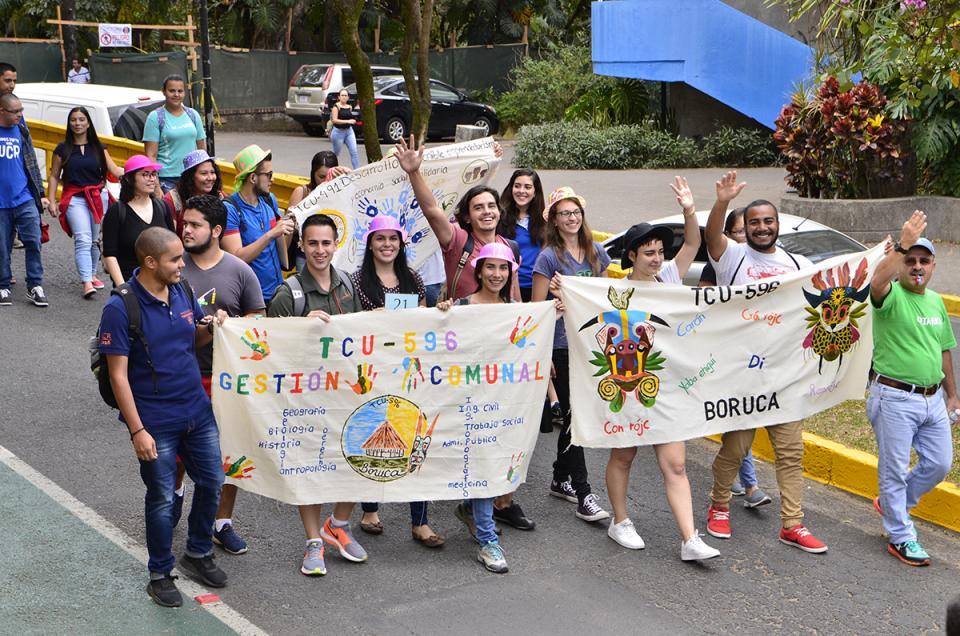 Estudiantes en una caminata para celebrar el 43 aniversari del TCU con actividades recreativas 