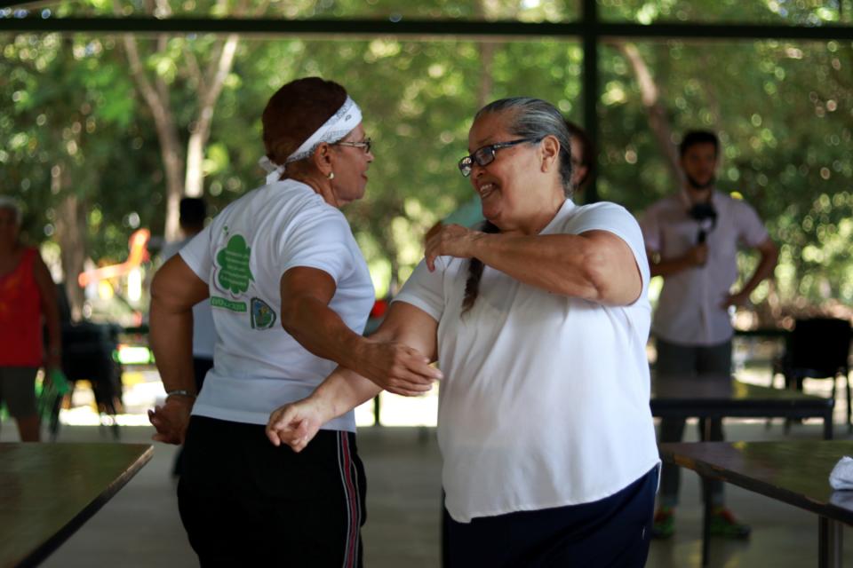 Dos mujeres participan en las clases de baile