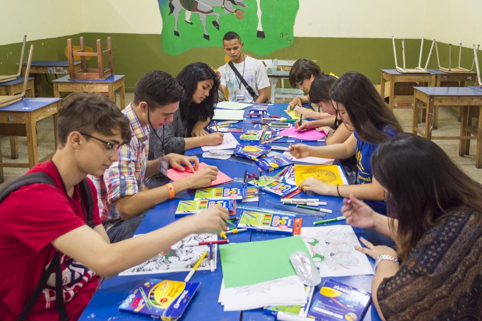 Grupo de participantes del TCU realizando un ejercicio creativo para fortalecer habilidades …