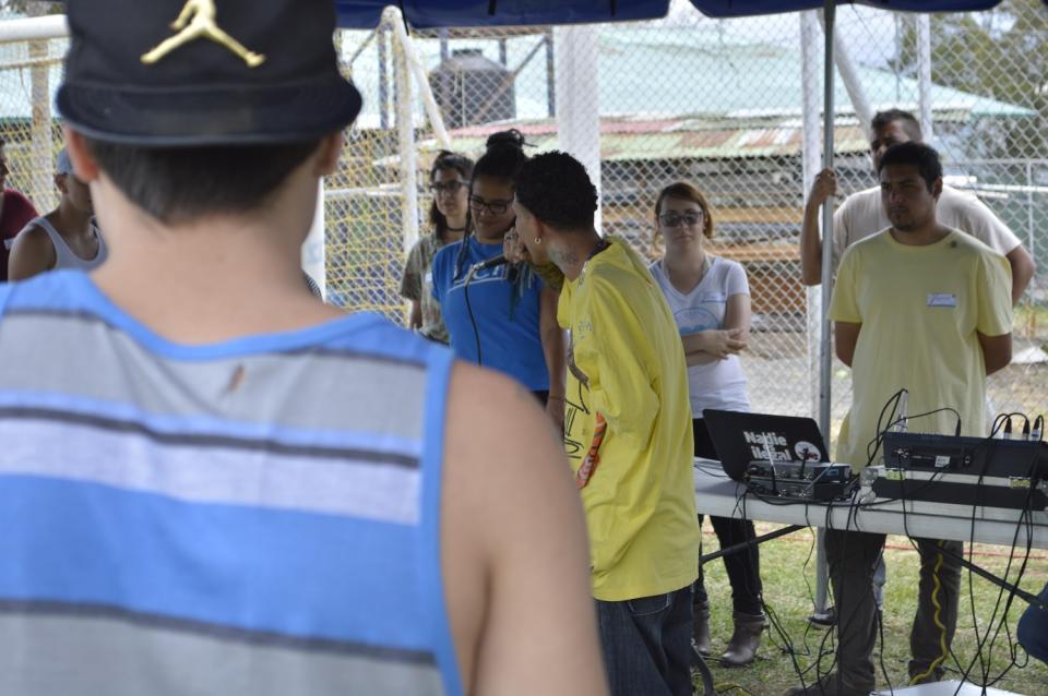 Jóvenes privados de libertad participan en una actividad artística de canto.