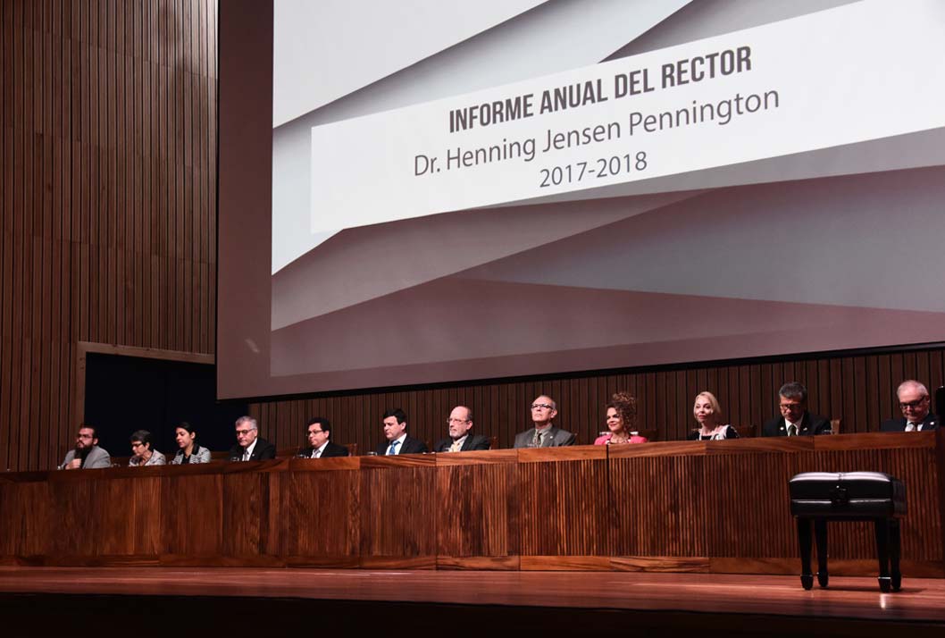 Miembros del Consejo Universitario en presentación del informe anual del rector de la UCR