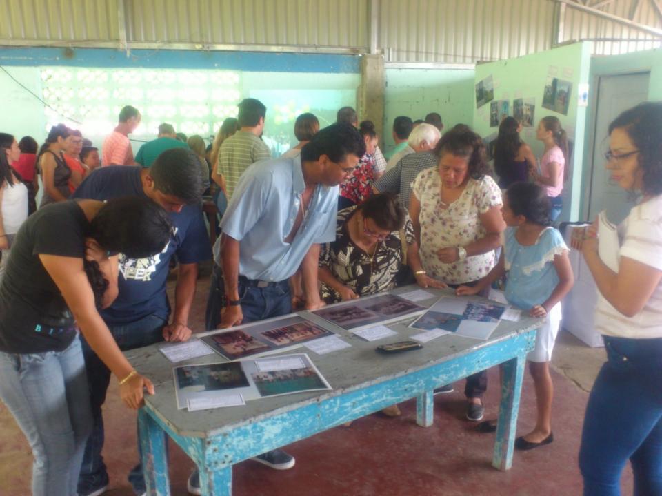 Vecinas y vecinos visitan un museo comunitario