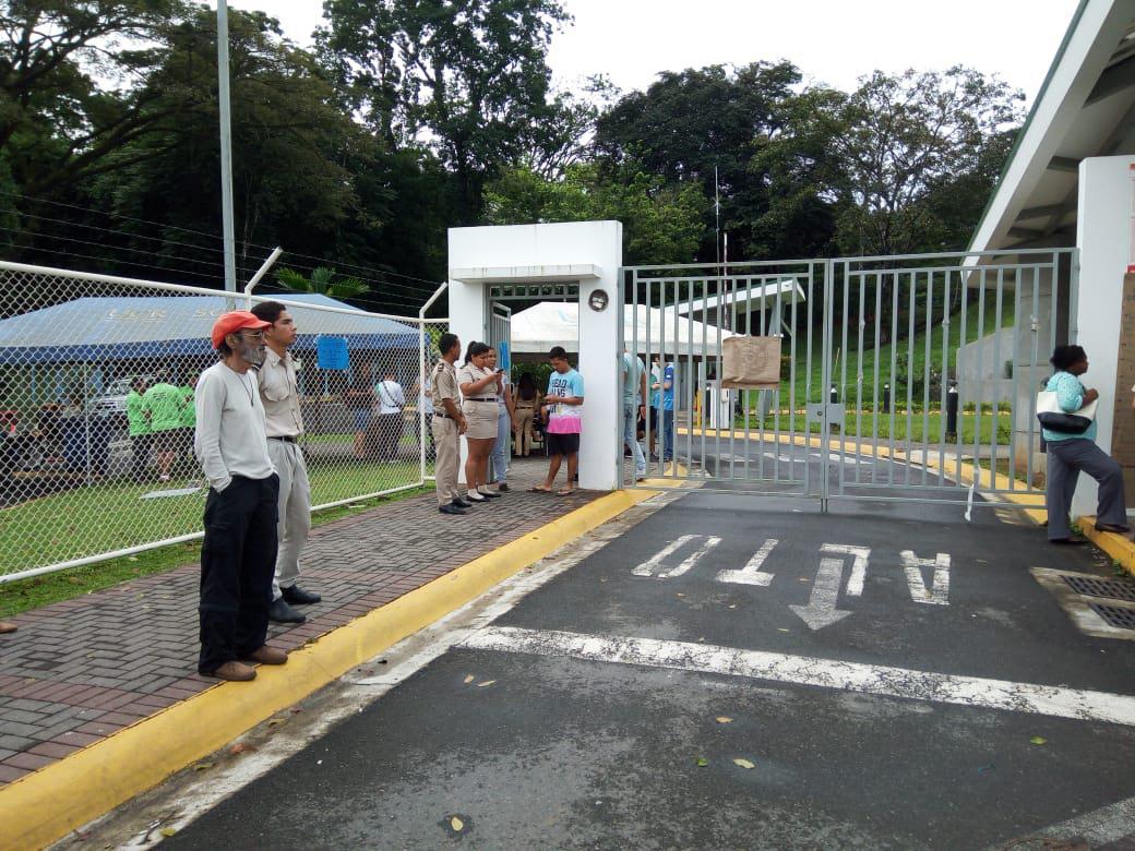 Personas frente a portones de la Sede